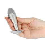 plug anal de metal dildo en una mano